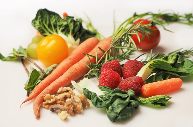daržovės,morkos, pomidorai, salotos, avietės